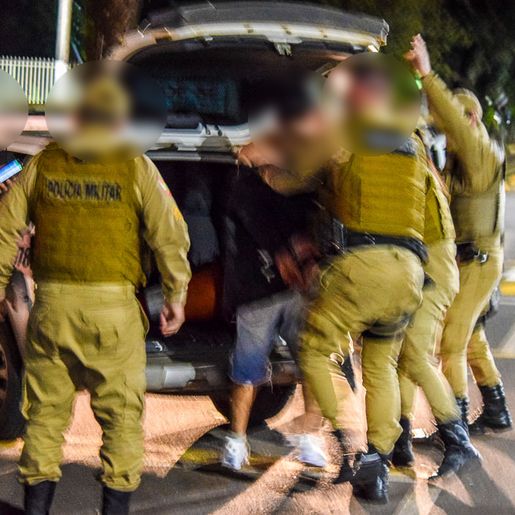 Autor de tentativa de furto a farmácia é localizado pela PM, resiste a prisão e danifica viatura