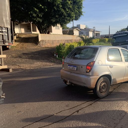 Acidente entre carro e moto causa congestionamento na saída de SMOeste