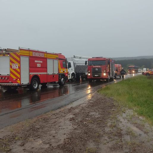 Colisão entre carro e caminhão deixa um morto e outro gravemente ferido