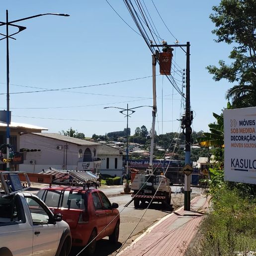 Celesc trabalha cerca de oito horas para restabelecer toda energia após acidente em Iporã do Oeste