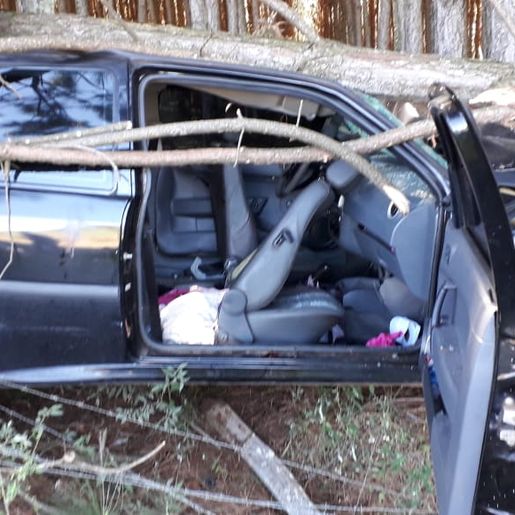 Saída de pista deixa três feridos