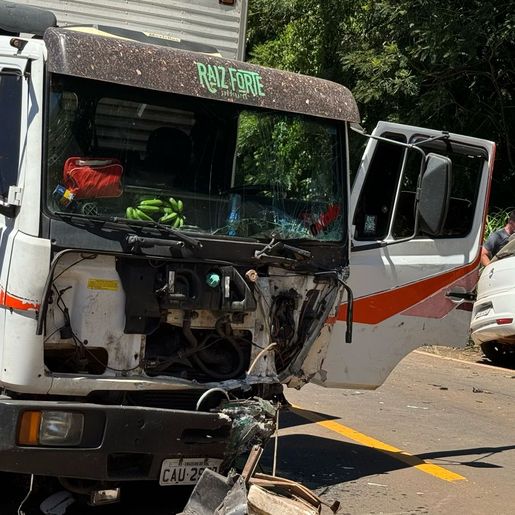 Colisão frontal entre caminhão e carro mata uma pessoa na SC 163