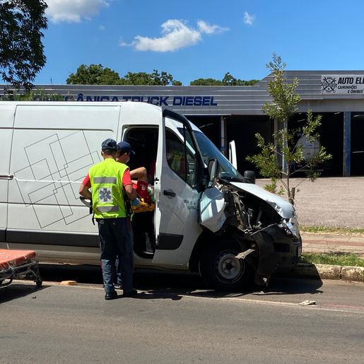 Colisão traseira deixa homem ferido na Waldemar Rangrab, em SMO