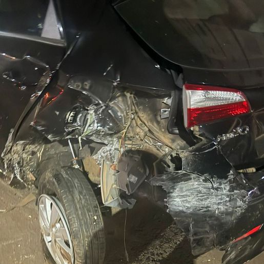 Motorista bate em carros estacionados e foge em São Miguel do Oeste