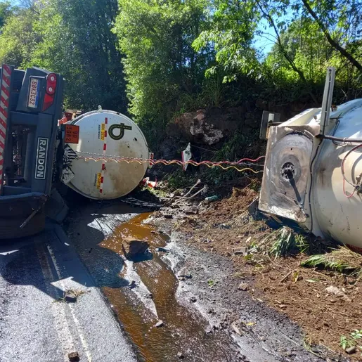 Carreta tomba na BR-282 e deixa condutor gravemente ferido entre Maravilha e Pinhalzinho