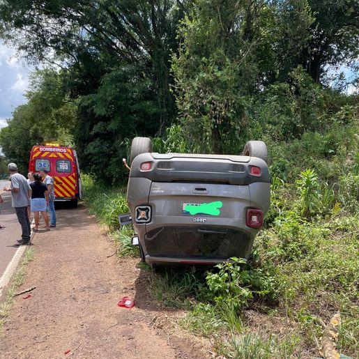 Carro sai da pista, colide em árvore e capota no interior de Itapiranga