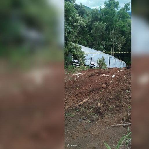 Caminhão sai da pista na SC-305 em Anchieta e deixa dois feridos