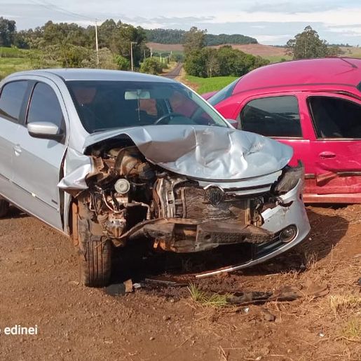 Colisão entre dois carros deixa feridos na PR-180, entre Campo Erê e Marmeleiro