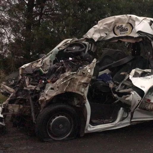 Acidente com van e caminhão mata sete pessoas e deixa três feridos no Paraná