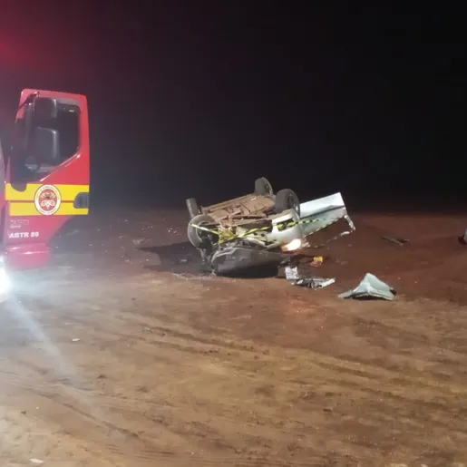 Motorista fica preso em veículo após capotamento na BR-282