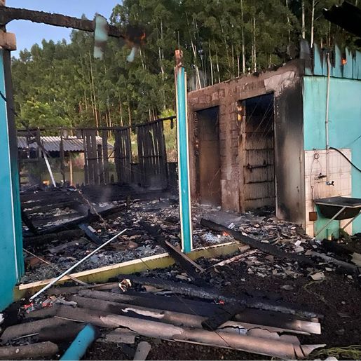 Casa é destruída por incêndio em São João do Oeste