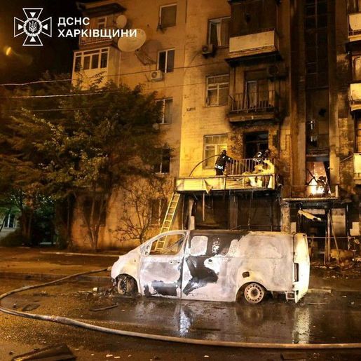 Ataques russos matam 5 na Ucrânia; drones ucranianos destroem 13 aviões na Rússia