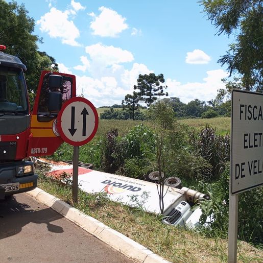Caminhão sai da pista e tomba após colisão lateral na BR-282, em Pinhalzinho