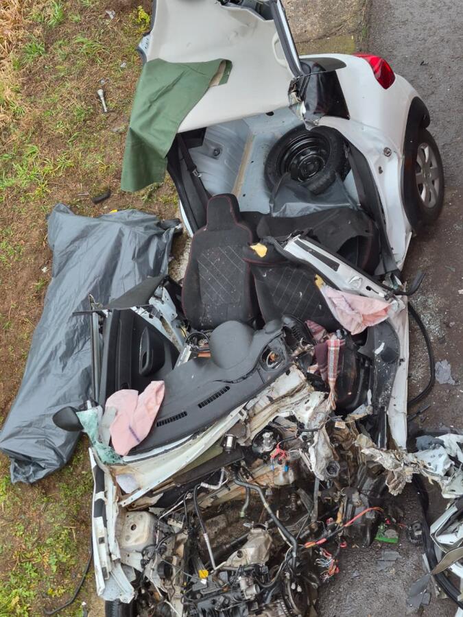 Colisão entre carro e caminhão deixa uma pessoa morta na BR-282