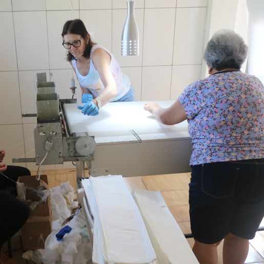 Associação Padre Romualdo Zimmer Confecciona Fraldas Geriátricas