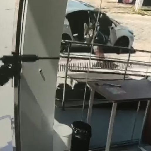 Vídeo mostra funcionários sendo rendidos durante assalto a agência em SC