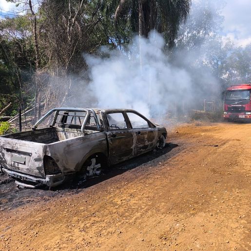 Carro é destruído pelo fogo em Campo Erê