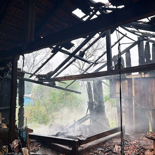 Incêndio atinge estábulo de madeira em São Miguel do Oeste