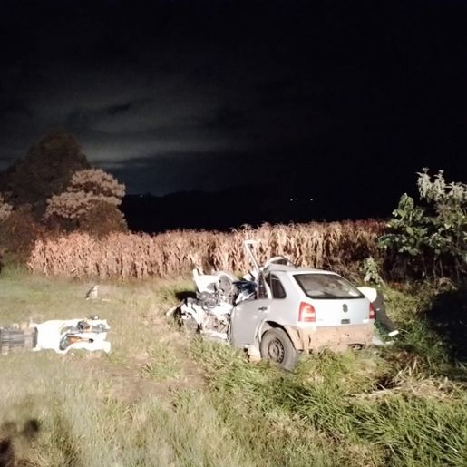 Colisão entre carro e caminhão tem uma morte e dois feridos