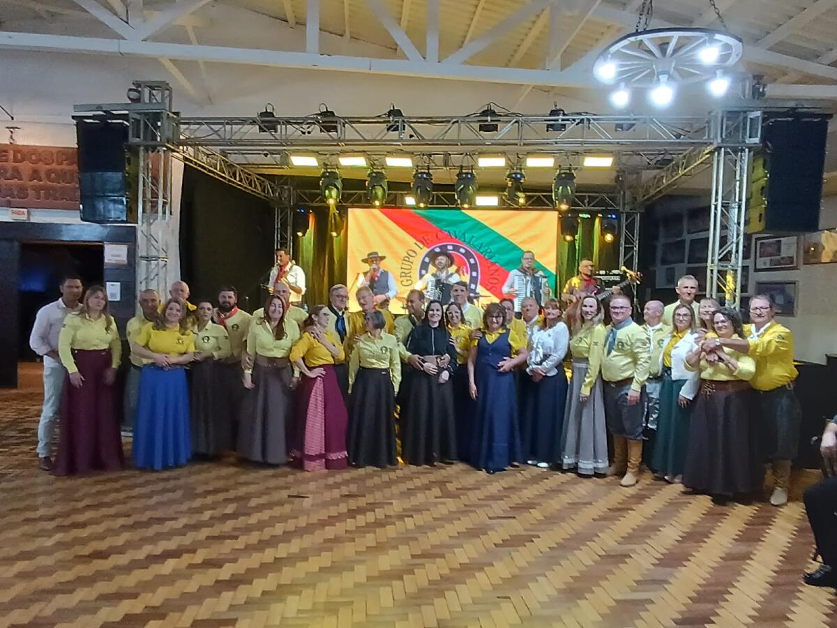 Baile dos Cavalarianos reúne grande público no CTG Porteira Aberta