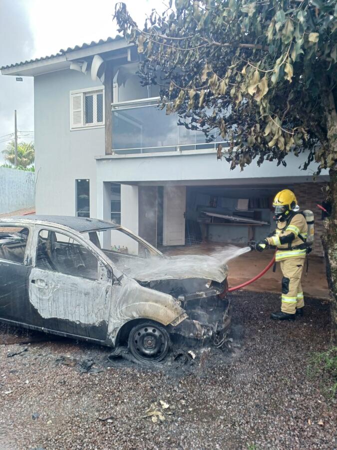 Incêndio atinge veículo estacionado na garagem de residência em São Miguel do Oeste