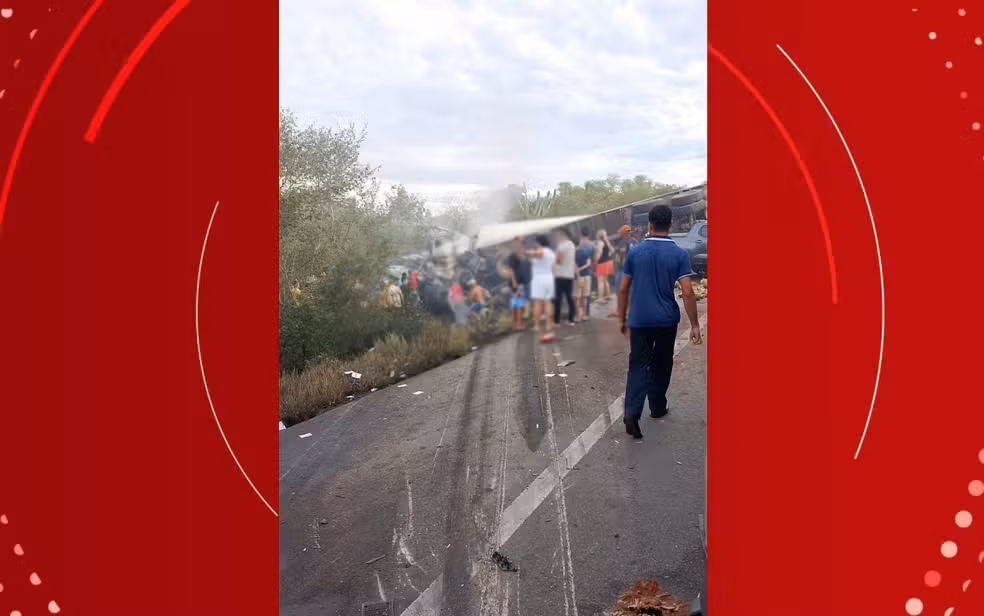 Colisão entre van e caminhão na BR-116 na Bahia provoca 16 mortes