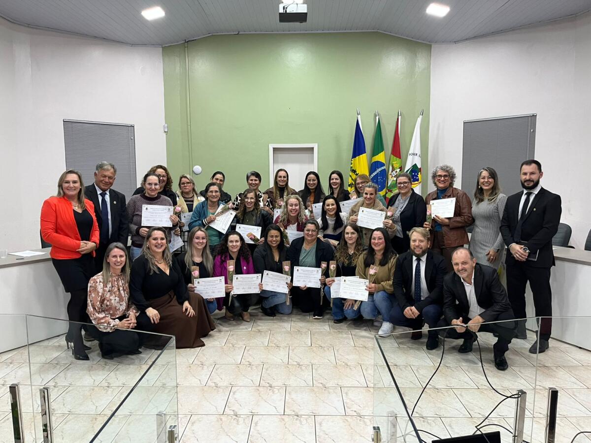 Câmara de Vereadores realiza sessão solene em homenagem aos profissionais da enfermagem em Campo Erê