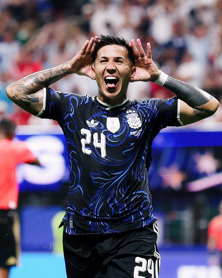 Argentina vence Inglaterra de virada e enfrenta Espanha na final da Copa do Mundo