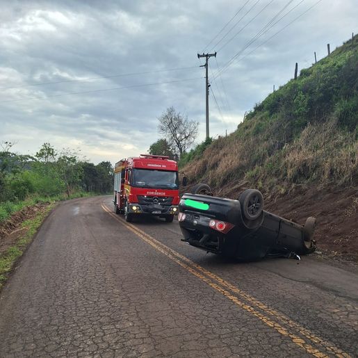 Motorista sai ileso ao capotar carro no interior de São José do Cedro