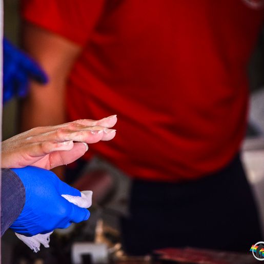 VÍDEO: Mulher tem dedos esmagados em cilindro de fazer pão