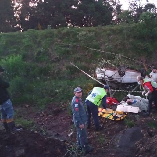 Cinco pessoas ficam feridas durante capotamento na SC-161