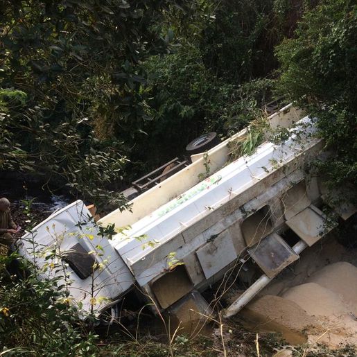 Caminhão cai dentro de rio em Quilombo e motorista fica ferido