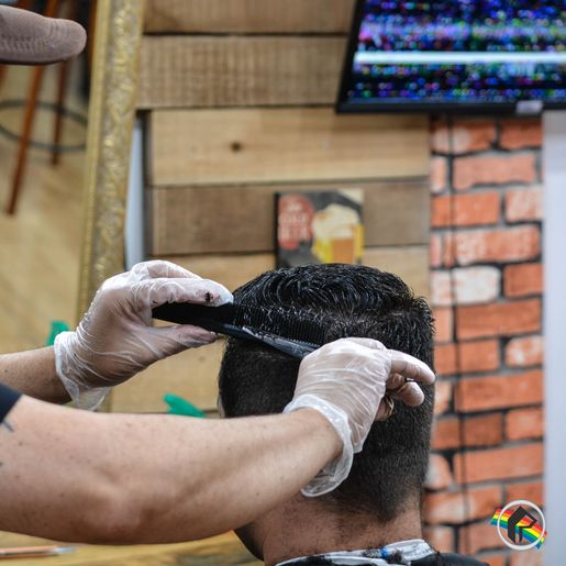 'Reabrimos, e estamos com agenda lotada', diz Barbeiro na volta da quarentena