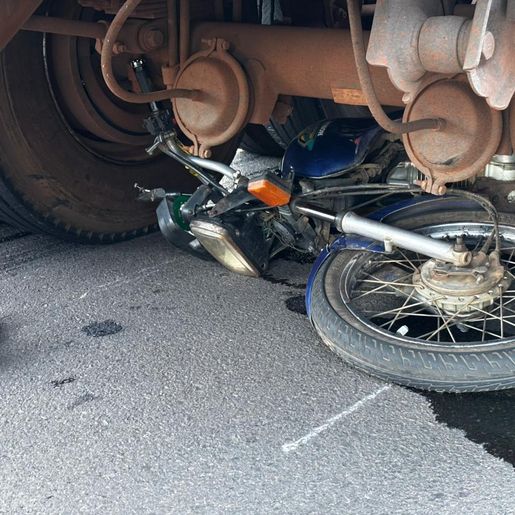 Acidente entre carreta e motocicleta deixa homem ferido em SMOeste