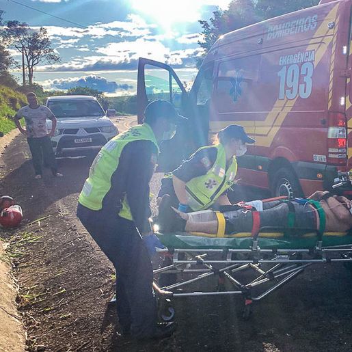 Motociclista sofre ferimentos graves em saída de pista entre SMOeste e Paraíso; Assista