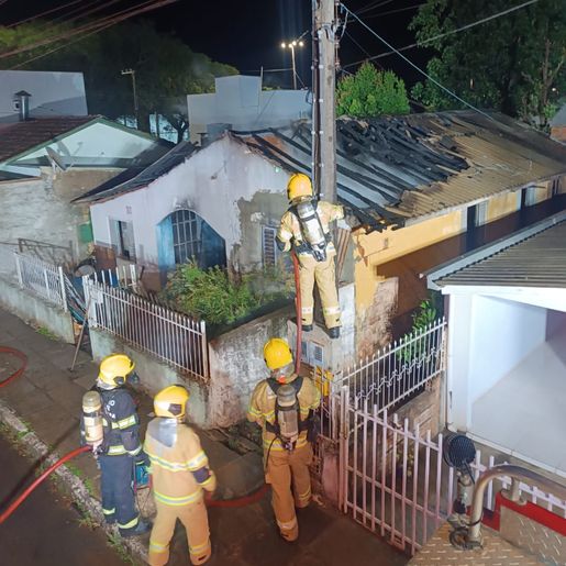 Incêndio destrói residência e deixa homem gravemente ferido em Xanxerê