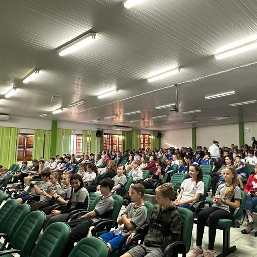 Tunápolis realiza palestra alusiva ao Combate de Uso de Drogas com estudantes