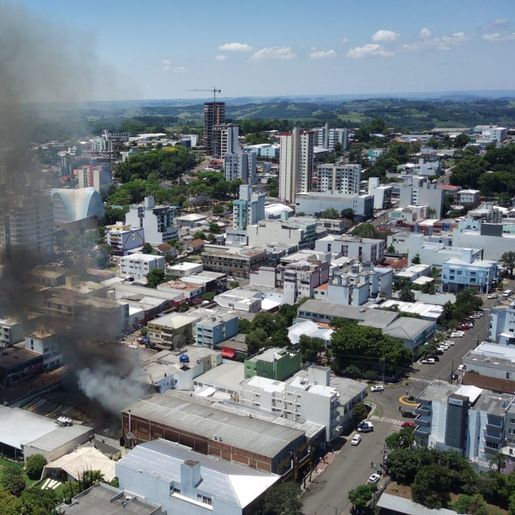 Imagens aéreas mostram destruição em mercado de SMOeste após incêndio