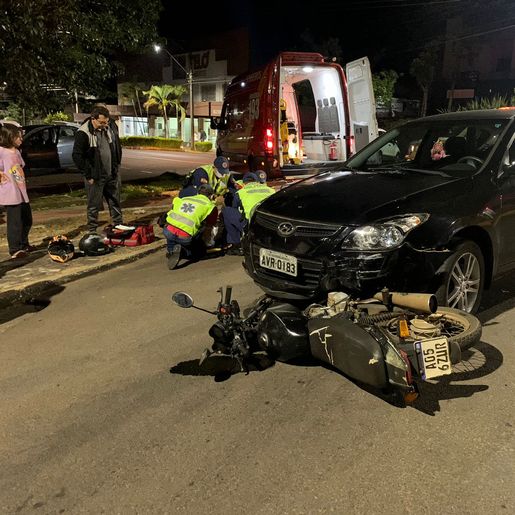 Colisão entre carro e moto deixa caroneiro de moto ferido em SMOeste