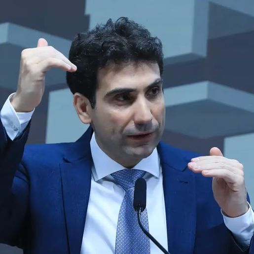 Banco Central eleva taxa de juros para 15%, maior patamar em quase 20 anos