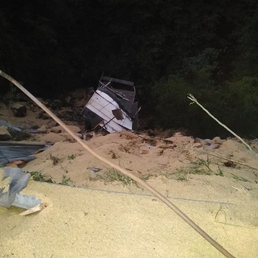 Caminhão carregado de arroz sai da pista e cai em ribanceira em Romelândia