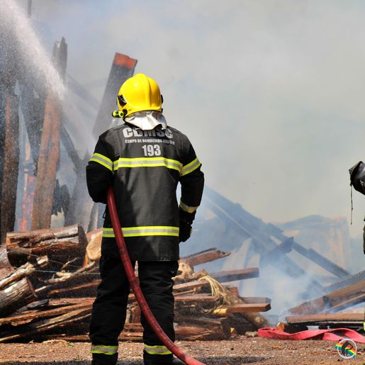 Incêndio destrói galpão em Descanso