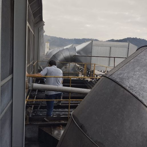 Incêndio atinge silos de pó em indústria de móveis em Saudades