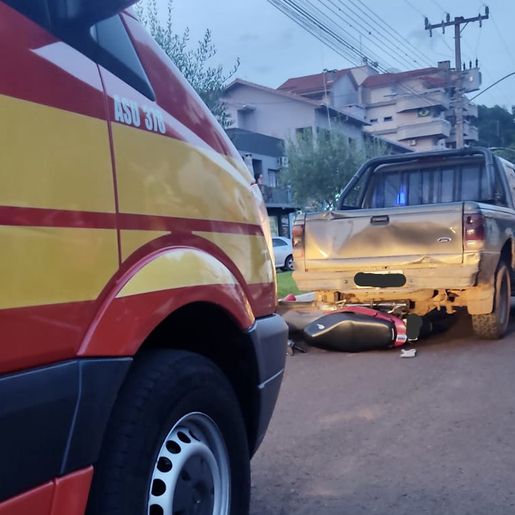 Batida entre camionete e moto deixa jovem ferido em Guarujá do Sul