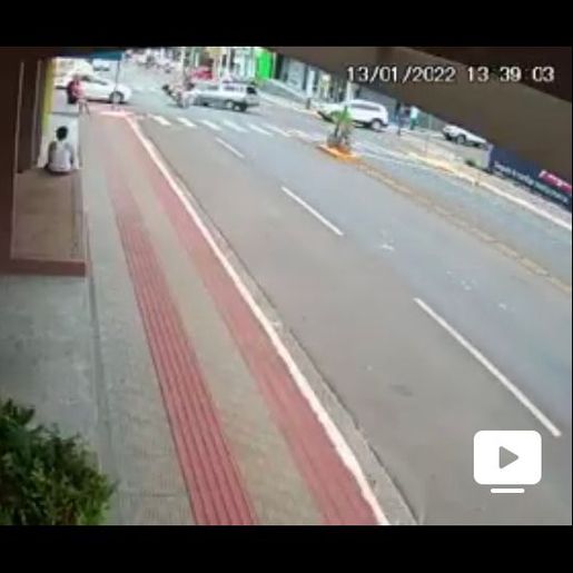 VÍDEO: Câmera de segurança flagra colisão entre carro e moto em Iporã do Oeste