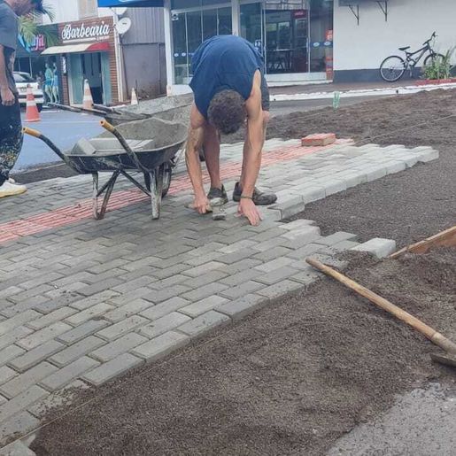 Urbanismo implanta a primeira faixa elevada em pavers