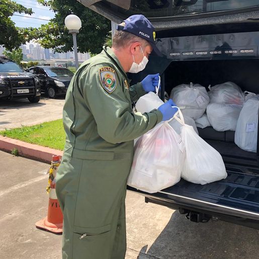 Helicóptero da PRF transporta testes de Covid-19 para Estados do Sul