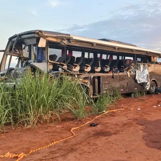 Acidente entre ônibus e carreta deixa 12 mortos no interior de SP
