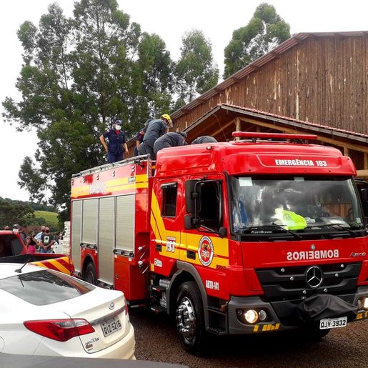 VÍDEO: cortejo marca despedida de ex-prefeito de São José do Cedro