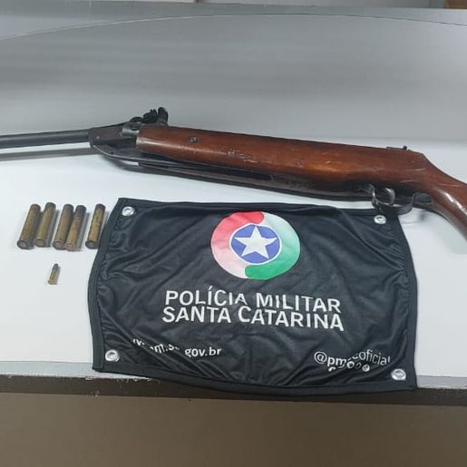 Homem é preso com arma após confusão em bar no interior de Barra Bonita